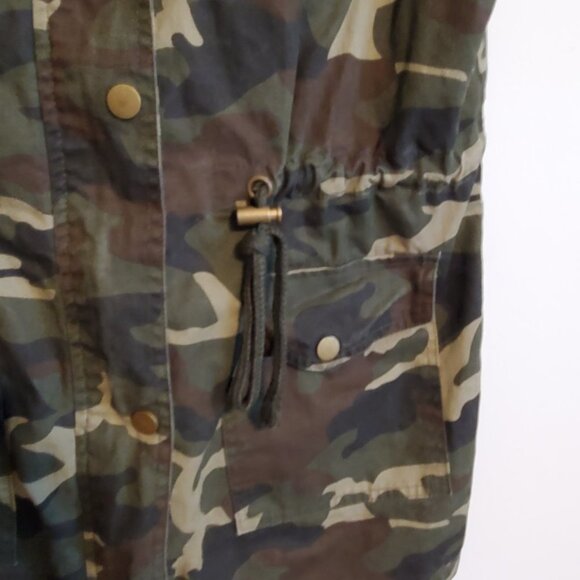 Zenana Outfitters Camouflage Utility Vest with Hood - Picture 3 of 13